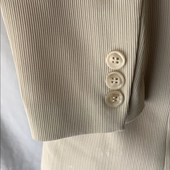 Garfield & Marks | Cream Blazer - Picture 4 of 9